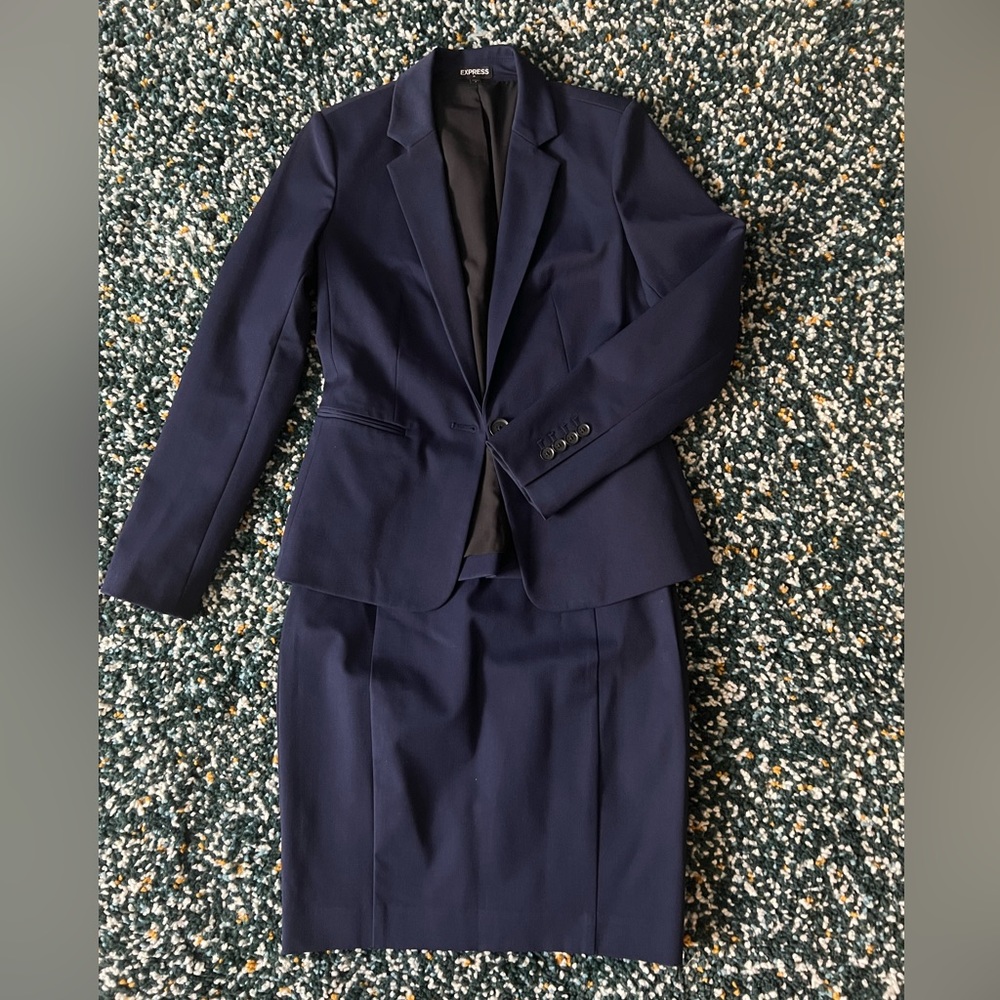 Express skirt suit